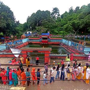 पिण्डेश्वरमा बोलबम भक्तजनको घुईंचो, ५० हजार बढीले गरे दर्शन पिण्डेश्वरमा बोलबम भक्तजनको घुईंचो, ५० हजार बढीले गरे दर्शन