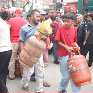 इलाममा ग्यासको मनपरी असुली,बजार अनुगमनका लागि नगर प्रहरी परिचालन