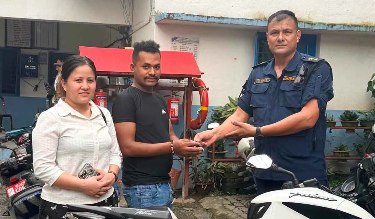बुधबारे प्रहरीको सक्रियता, चोरीका मोटरसाइकल खोजेर धनीलाई जिम्मा