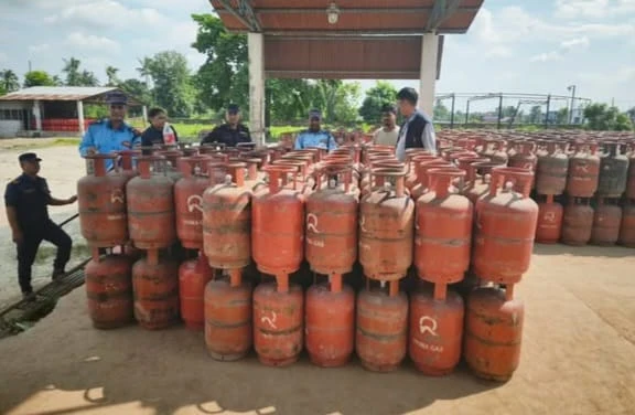 ग्यास अभावको गुनासोपछि सुनसरीमा प्रशासनको अनुगमन ग्यास अभावको गुनासोपछि सुनसरीमा प्रशासनको अनुगमन