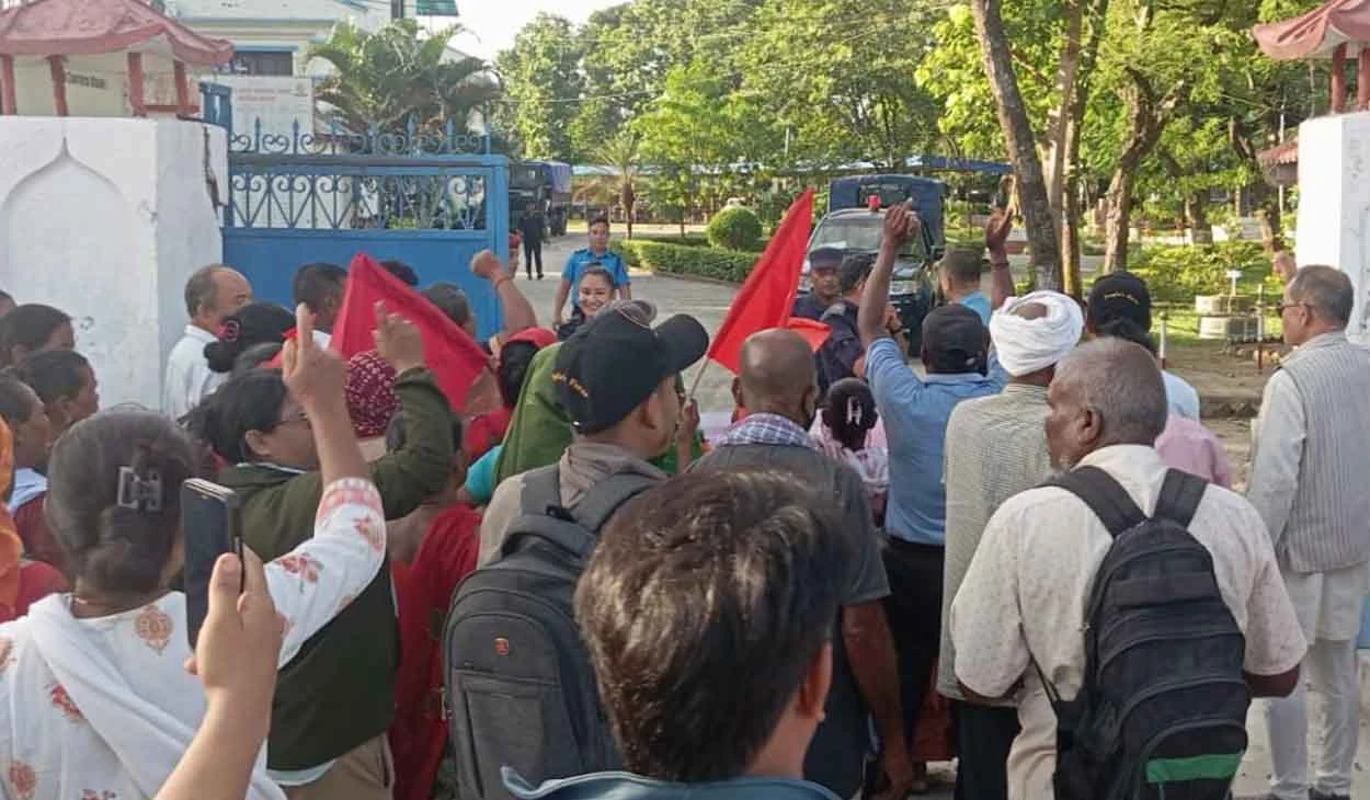 मिटरब्याजविरुद्ध झापामा पीडितको प्रदर्शन मिटरब्याजविरुद्ध झापामा पीडितको प्रदर्शन