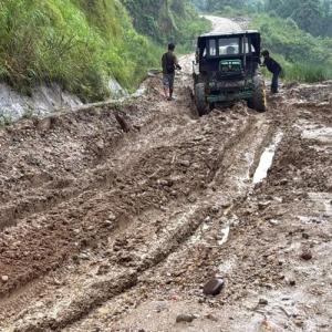 दमक–चिसोपानी सडकमा मालवाहक सवारी सञ्चालनमा रोक दमक–चिसोपानी सडकमा मालवाहक सवारी सञ्चालनमा रोक