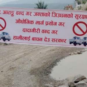 स्थानीयको विरोध र टिप्पर व्यवसायीको आन्दोलनले कटारीमा सौर्य सिमेन्टको चुनढुङ्गा ढुवानी ठप्पस् सिद्धिचरण र मदन भण्डारी लोकमार्गको अवरोध हटे पनि विवाद समाधानका लागि सोमबार छलफल हुने स्थानीयको विरोध र टिप्पर व्यवसायीको आन्दोलनले कटारीमा सौर्य सिमेन्टको चुनढुङ्गा ढुवानी ठप्पस् सिद्धिचरण र मदन भण्डारी लोकमार्गको अवरोध हटे पनि विवाद समाधानका लागि सोमबार छलफल हुने